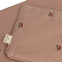 Konges Sløjd Sengetøj Til Dukke - Cherry Blush* Dukker & Dukketilbehør