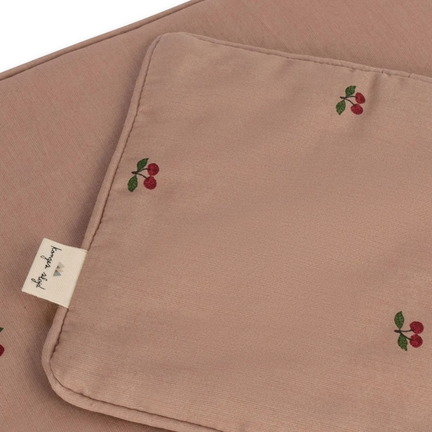 Konges Sløjd Sengetøj Til Dukke - Cherry Blush* Dukker & Dukketilbehør